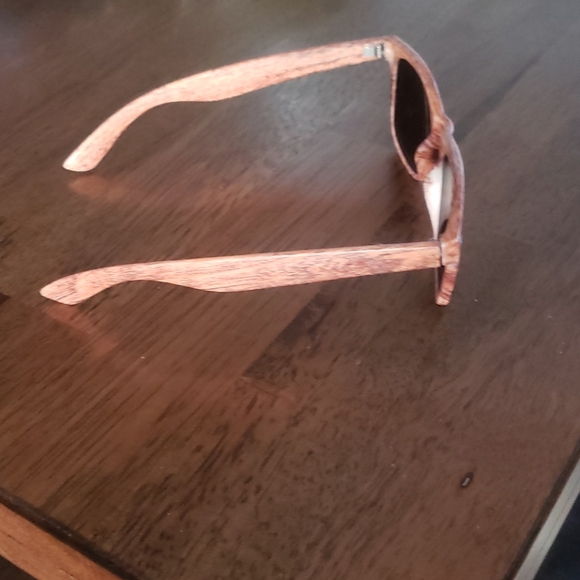 Sunglasses deal. Free pair with bundle over 75$!! - Picture 3 of 13